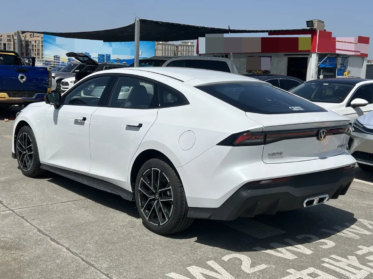 2024 ChangAn UNI-V iDD 1.5L 110HP L4 E-CVT PHEV 18.99KWH,autocango,china used car exporter,china ev exporter,chinese used car exporter,chinese used ev exporter