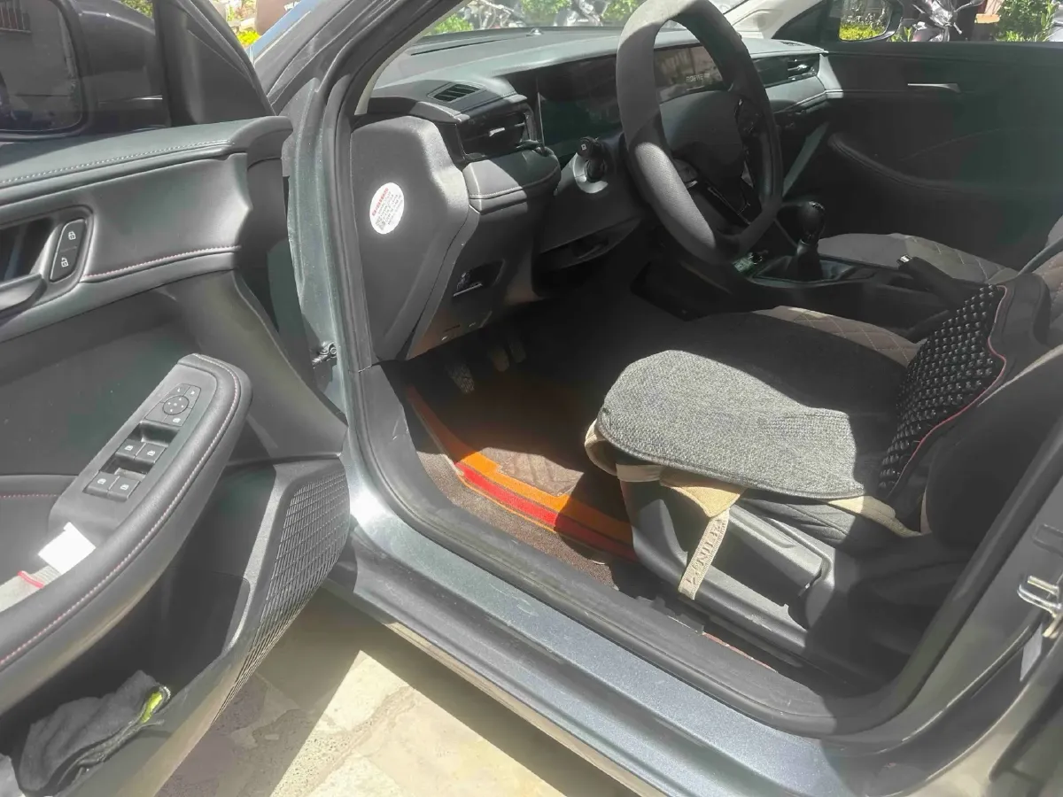 2023 Roewe i5 1.5L 129HP L4 5MT,autocango,china used car exporter,china ev exporter,chinese used car exporter,chinese used ev exporter