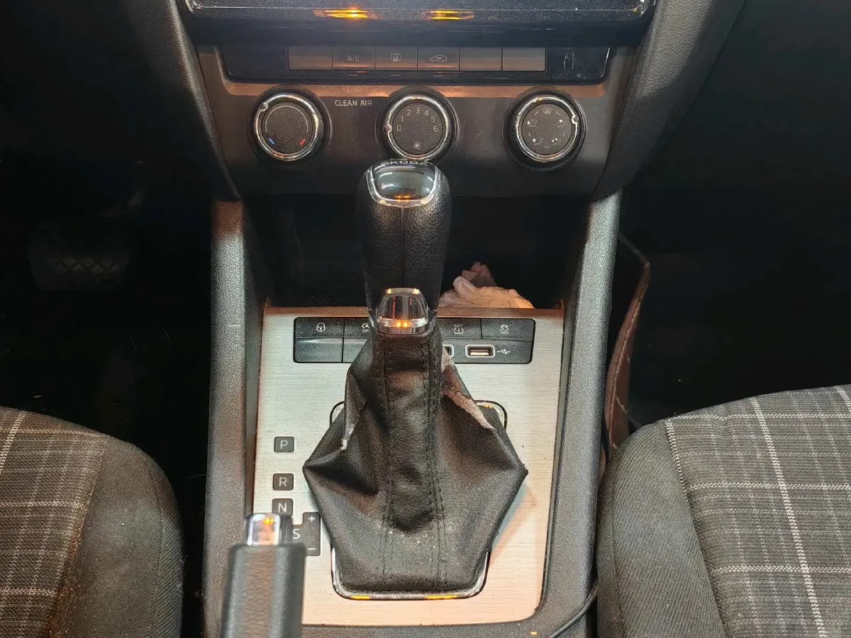 2019 Skoda Octavia 1.5L 116HP L4 6AT,autocango,china used car exporter,china ev exporter,chinese used car exporter,chinese used ev exporter