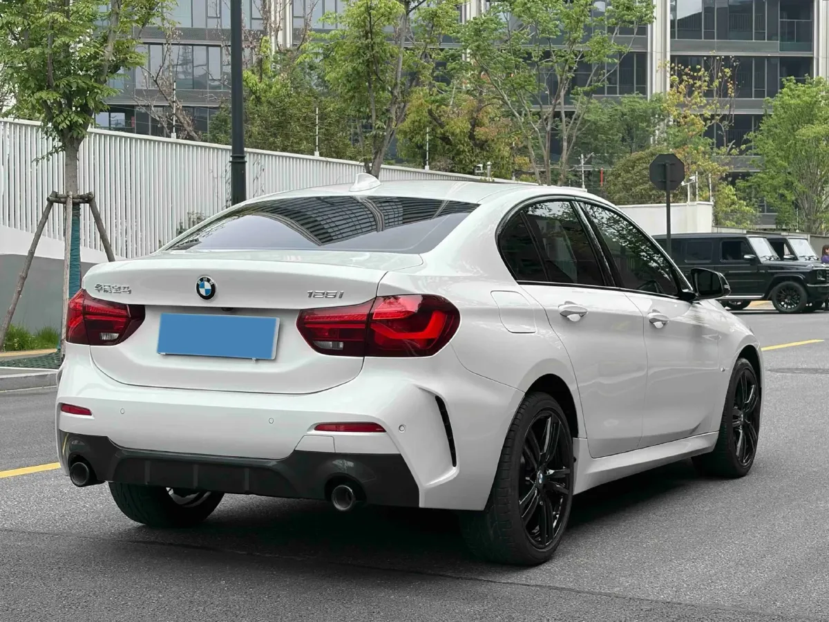2023 BMW 1 Series 2.0T 178HP L4 7DCT,autocango,china used car exporter,china ev exporter,chinese used car exporter,chinese used ev exporter