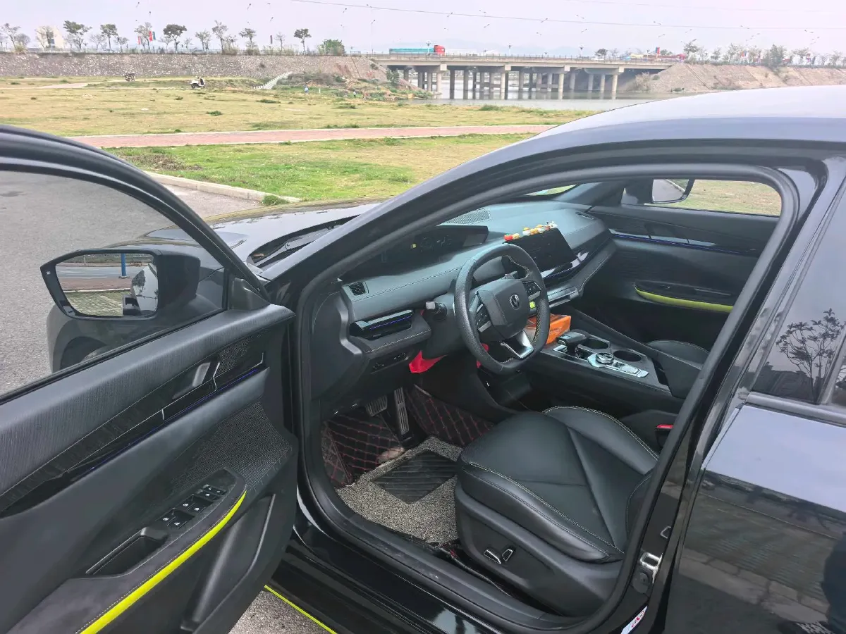 2022 ChangAn UNI-V 1.5T 188HP L4 7DCT,autocango,china used car exporter,china ev exporter,chinese used car exporter,chinese used ev exporter