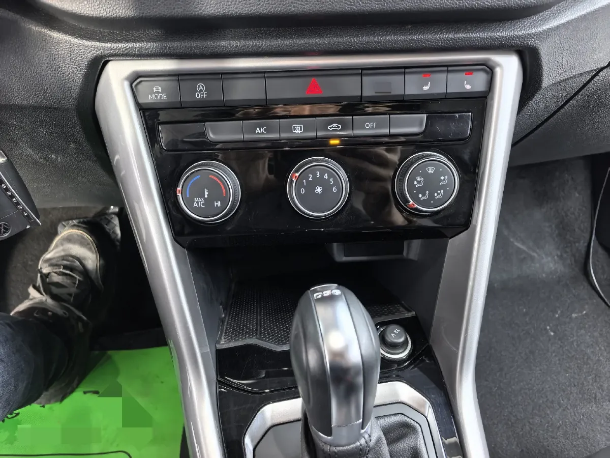 2021 Volkswagen T-Roc 1.4T 150HP L4 7DCT,autocango,china used car exporter,china ev exporter,chinese used car exporter,chinese used ev exporter