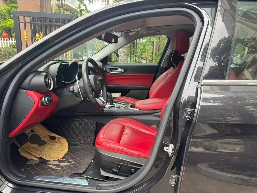 2020 Alfa Romeo Giulia 2.0T 280HP L4 8AT,autocango,china used car exporter,china ev exporter,chinese used car exporter,chinese used ev exporter