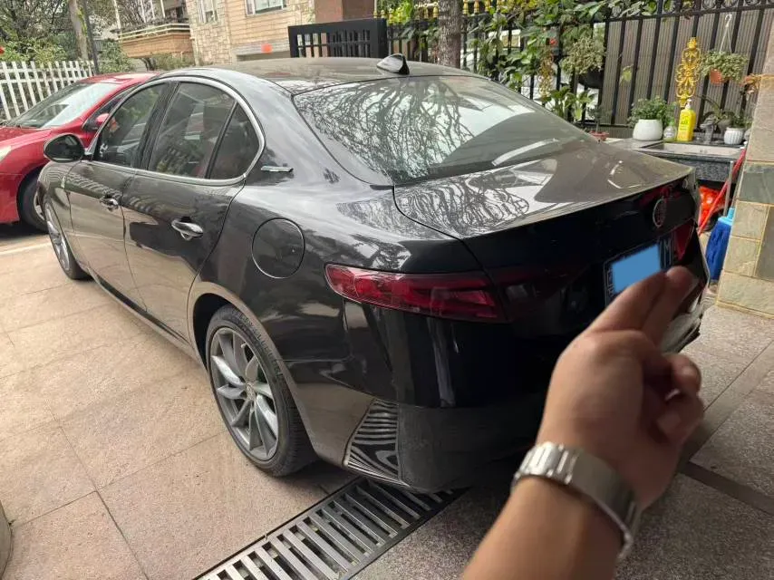 2020 Alfa Romeo Giulia 2.0T 280HP L4 8AT,autocango,china used car exporter,china ev exporter,chinese used car exporter,chinese used ev exporter