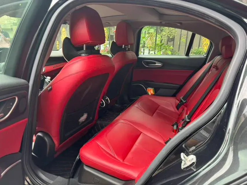 2020 Alfa Romeo Giulia 2.0T 280HP L4 8AT,autocango,china used car exporter,china ev exporter,chinese used car exporter,chinese used ev exporter