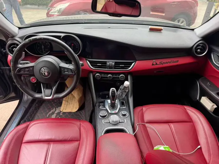 2020 Alfa Romeo Giulia 2.0T 280HP L4 8AT,autocango,china used car exporter,china ev exporter,chinese used car exporter,chinese used ev exporter