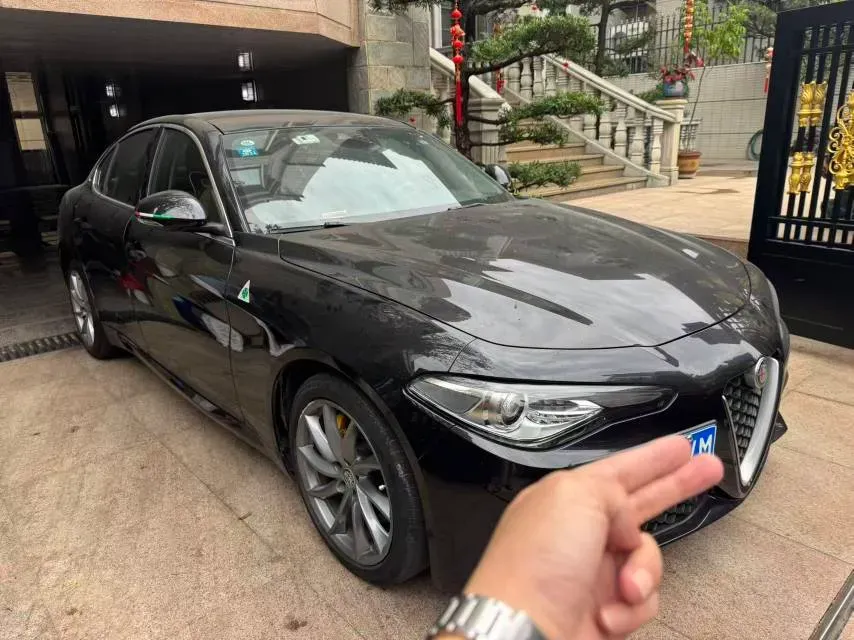 2020 Alfa Romeo Giulia 2.0T 280HP L4 8AT,autocango,china used car exporter,china ev exporter,chinese used car exporter,chinese used ev exporter
