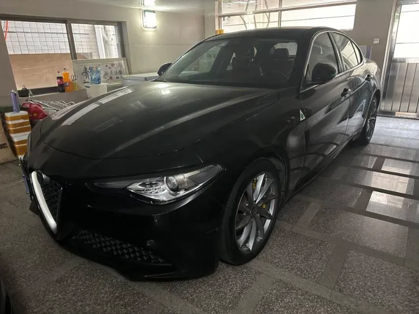 2020 Alfa Romeo Giulia 2.0T 280HP L4 8AT,autocango,china used car exporter,china ev exporter,chinese used car exporter,chinese used ev exporter