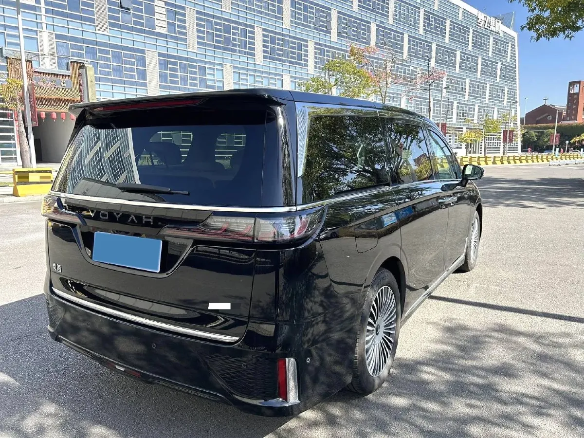 2025 Voyah Dream 1.5T 150HP L4 PHEV 41.7KWH,autocango,china used car exporter,china ev exporter,chinese used car exporter,chinese used ev exporter