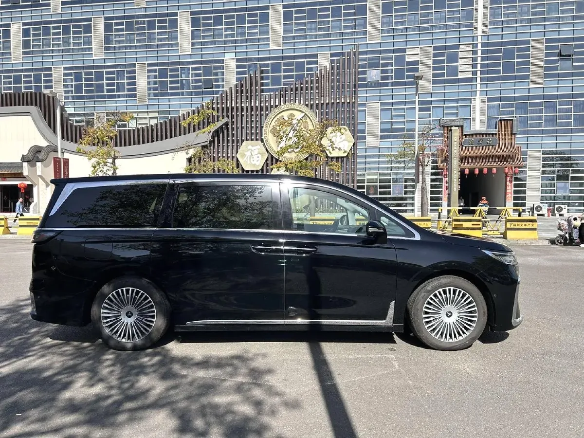 2025 Voyah Dream 1.5T 150HP L4 PHEV 41.7KWH,autocango,china used car exporter,china ev exporter,chinese used car exporter,chinese used ev exporter