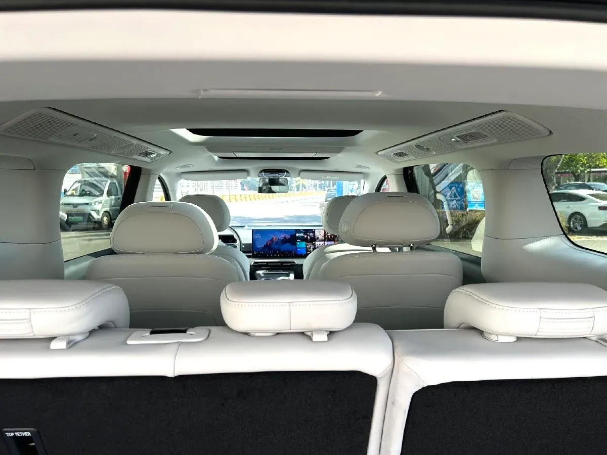 2025 Voyah Dream 1.5T 150HP L4 PHEV 41.7KWH,autocango,china used car exporter,china ev exporter,chinese used car exporter,chinese used ev exporter