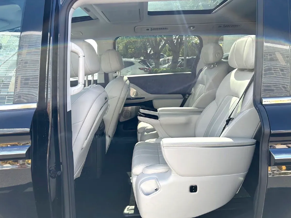 2025 Voyah Dream 1.5T 150HP L4 PHEV 41.7KWH,autocango,china used car exporter,china ev exporter,chinese used car exporter,chinese used ev exporter