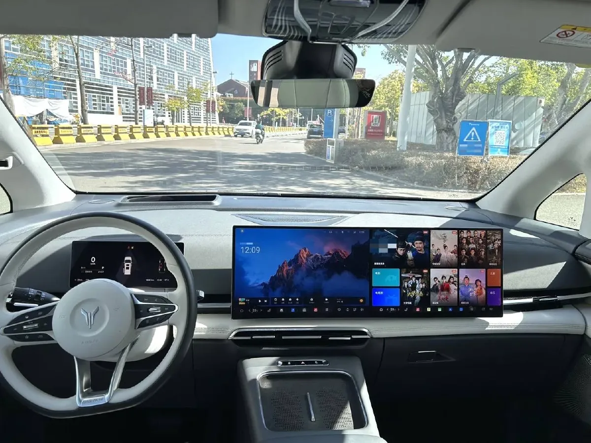 2025 Voyah Dream 1.5T 150HP L4 PHEV 41.7KWH,autocango,china used car exporter,china ev exporter,chinese used car exporter,chinese used ev exporter