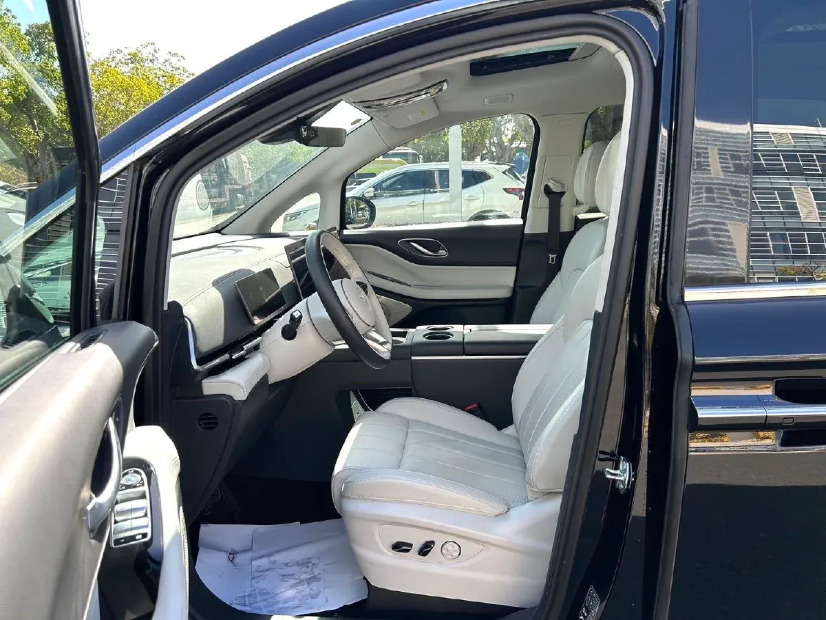 2025 Voyah Dream 1.5T 150HP L4 PHEV 41.7KWH,autocango,china used car exporter,china ev exporter,chinese used car exporter,chinese used ev exporter