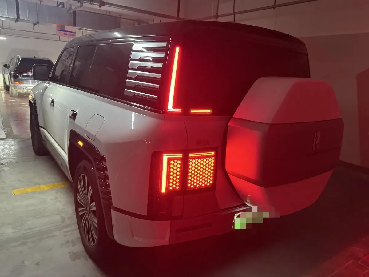 2023 YangWang U8 2.0T 272HP L4 REEV 49.05KWH,autocango,china used car exporter,china ev exporter,chinese used car exporter,chinese used ev exporter