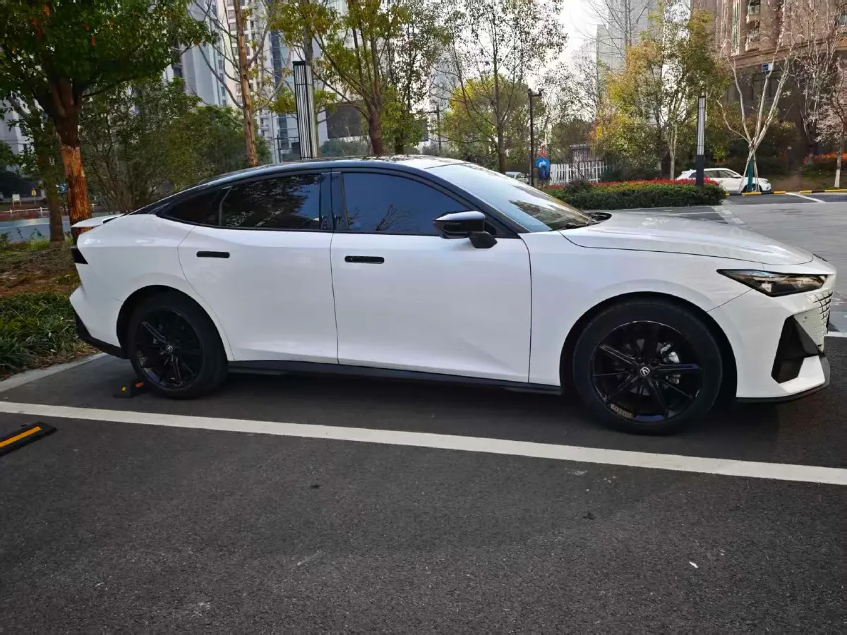 2022 ChangAn UNI-V 1.5T 188HP L4 7DCT,autocango,china used car exporter,china ev exporter,chinese used car exporter,chinese used ev exporter