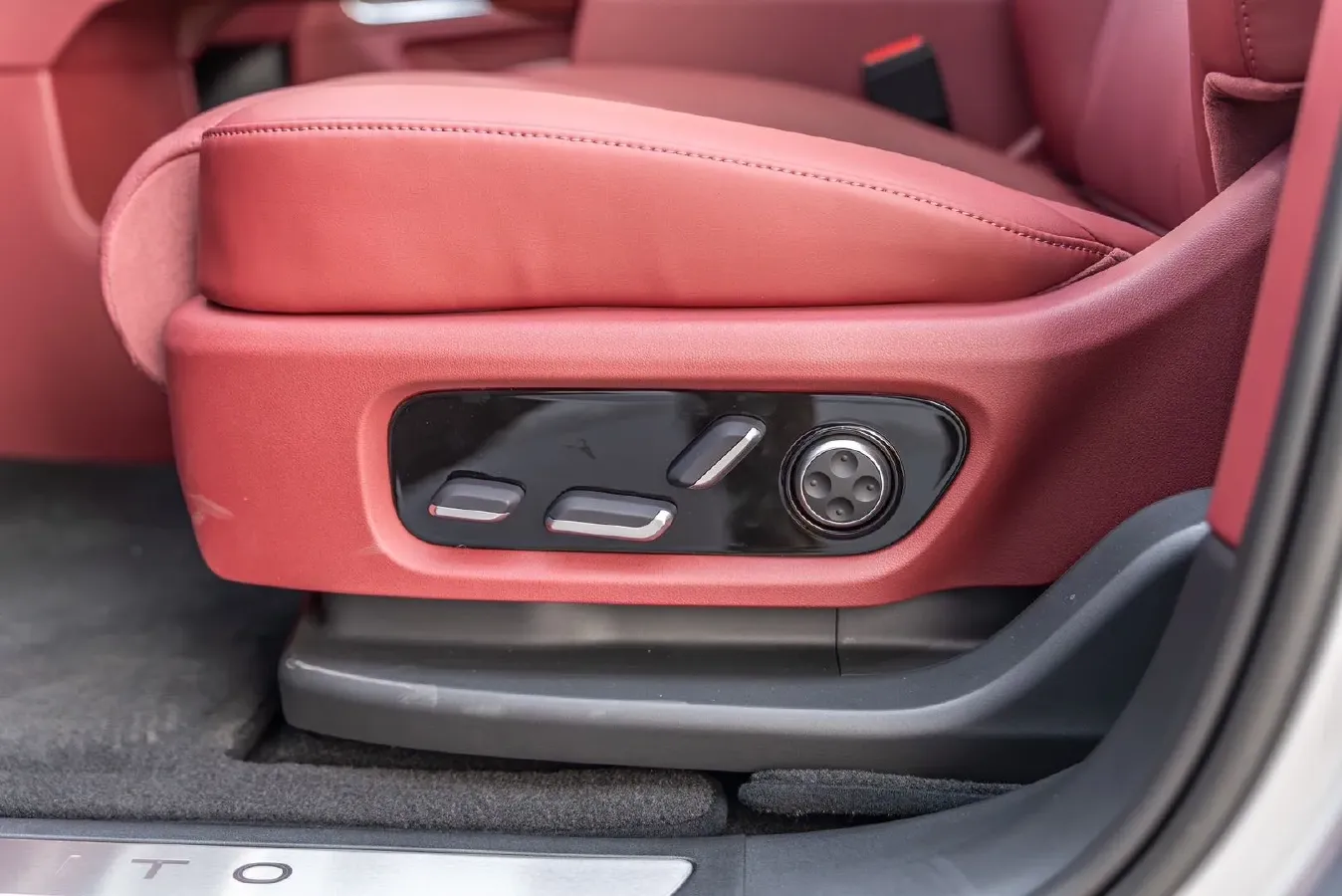 2025 AITO AITO M8 REEV 160HP REEV 53.4KWH,autocango,china used car exporter,china ev exporter,chinese used car exporter,chinese used ev exporter