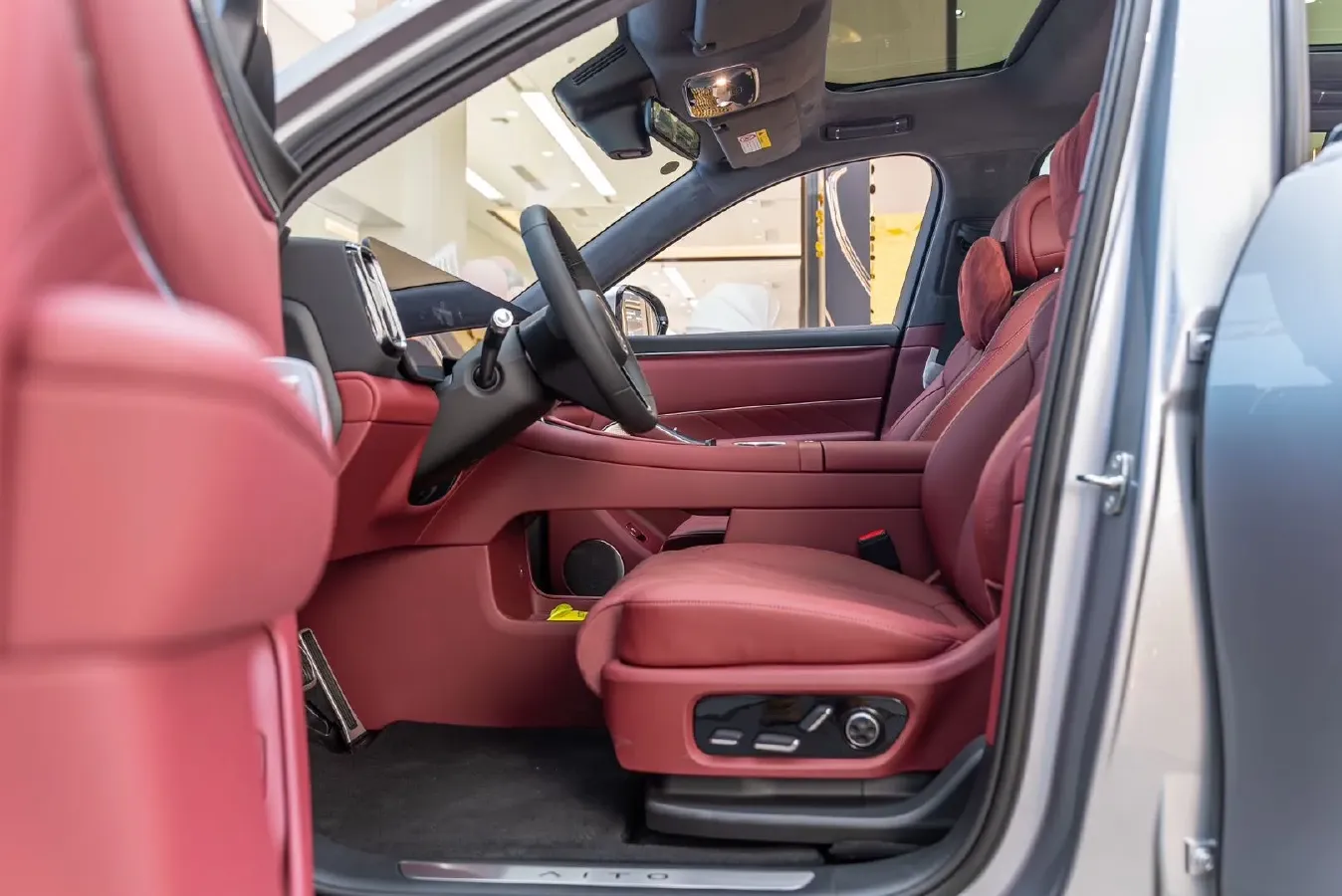 2025 AITO AITO M8 REEV 160HP REEV 53.4KWH,autocango,china used car exporter,china ev exporter,chinese used car exporter,chinese used ev exporter