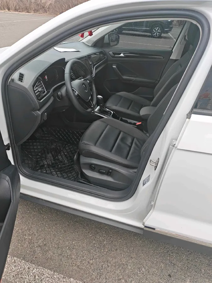 2022 Volkswagen T-Roc 1.4T 150HP L4 7DCT,autocango,china used car exporter,china ev exporter,chinese used car exporter,chinese used ev exporter