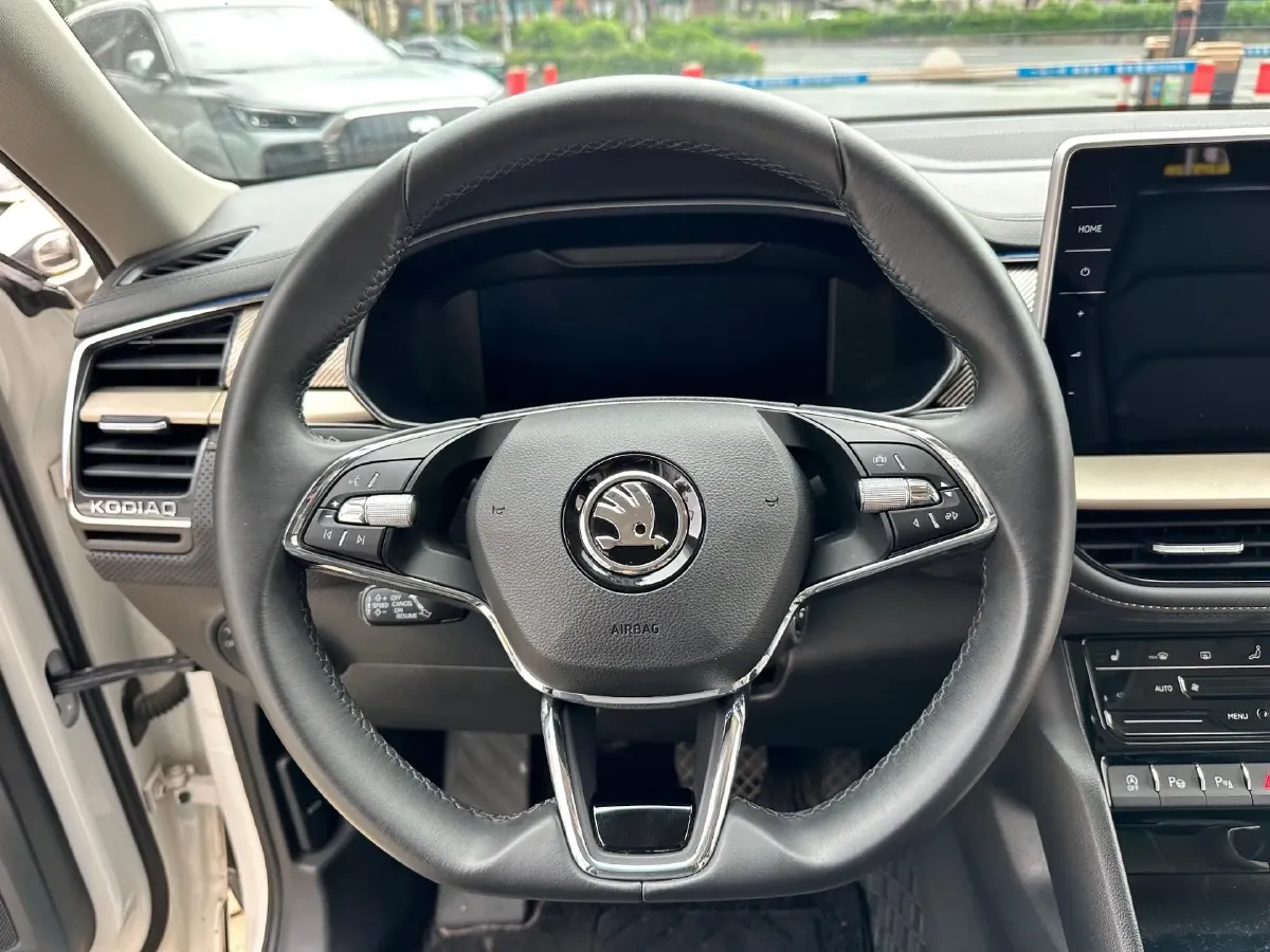 2023 Skoda Kodiak 2.0T 186HP L4 7DCT,autocango,china used car exporter,china ev exporter,chinese used car exporter,chinese used ev exporter