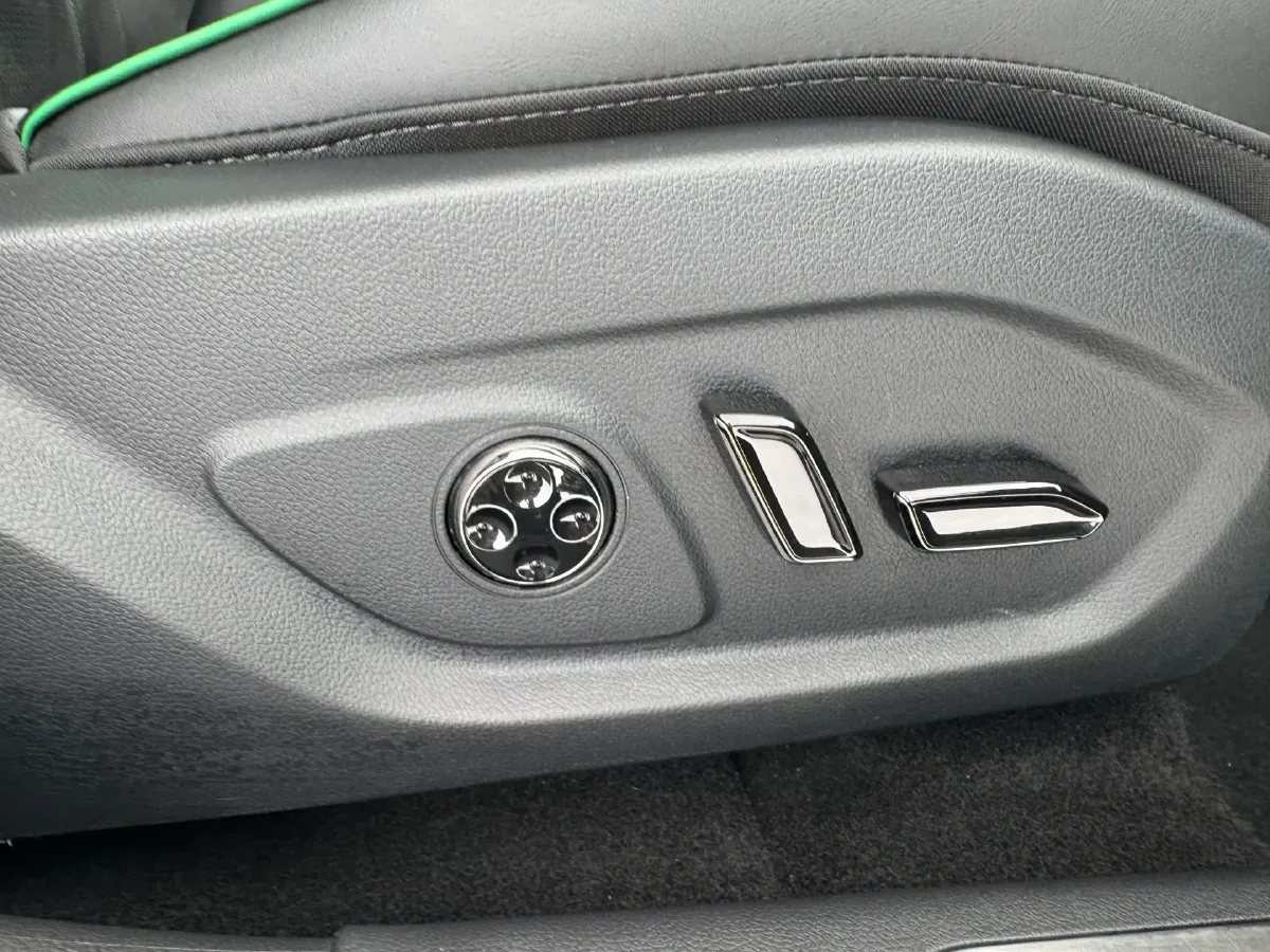 2021 Li ONE Range Extended 131HP REEV 40.5KWH,autocango,china used car exporter,china ev exporter,chinese used car exporter,chinese used ev exporter