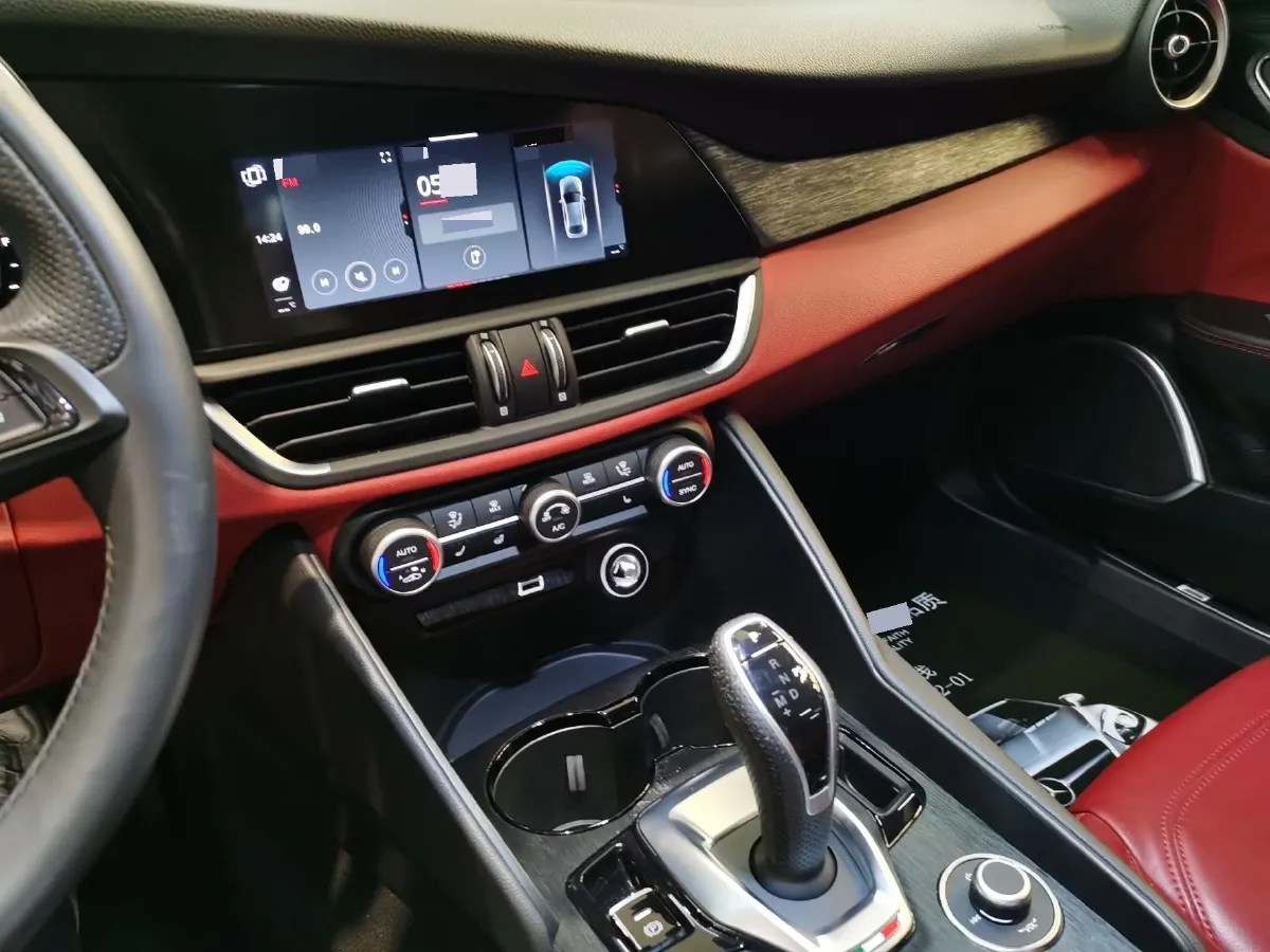 2020 Alfa Romeo Giulia 2.0T 280HP L4 8AT,autocango,china used car exporter,china ev exporter,chinese used car exporter,chinese used ev exporter