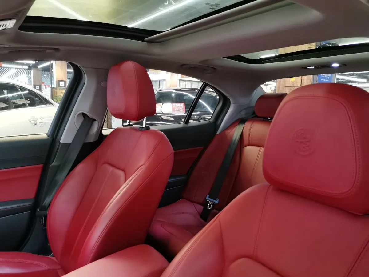 2020 Alfa Romeo Giulia 2.0T 280HP L4 8AT,autocango,china used car exporter,china ev exporter,chinese used car exporter,chinese used ev exporter