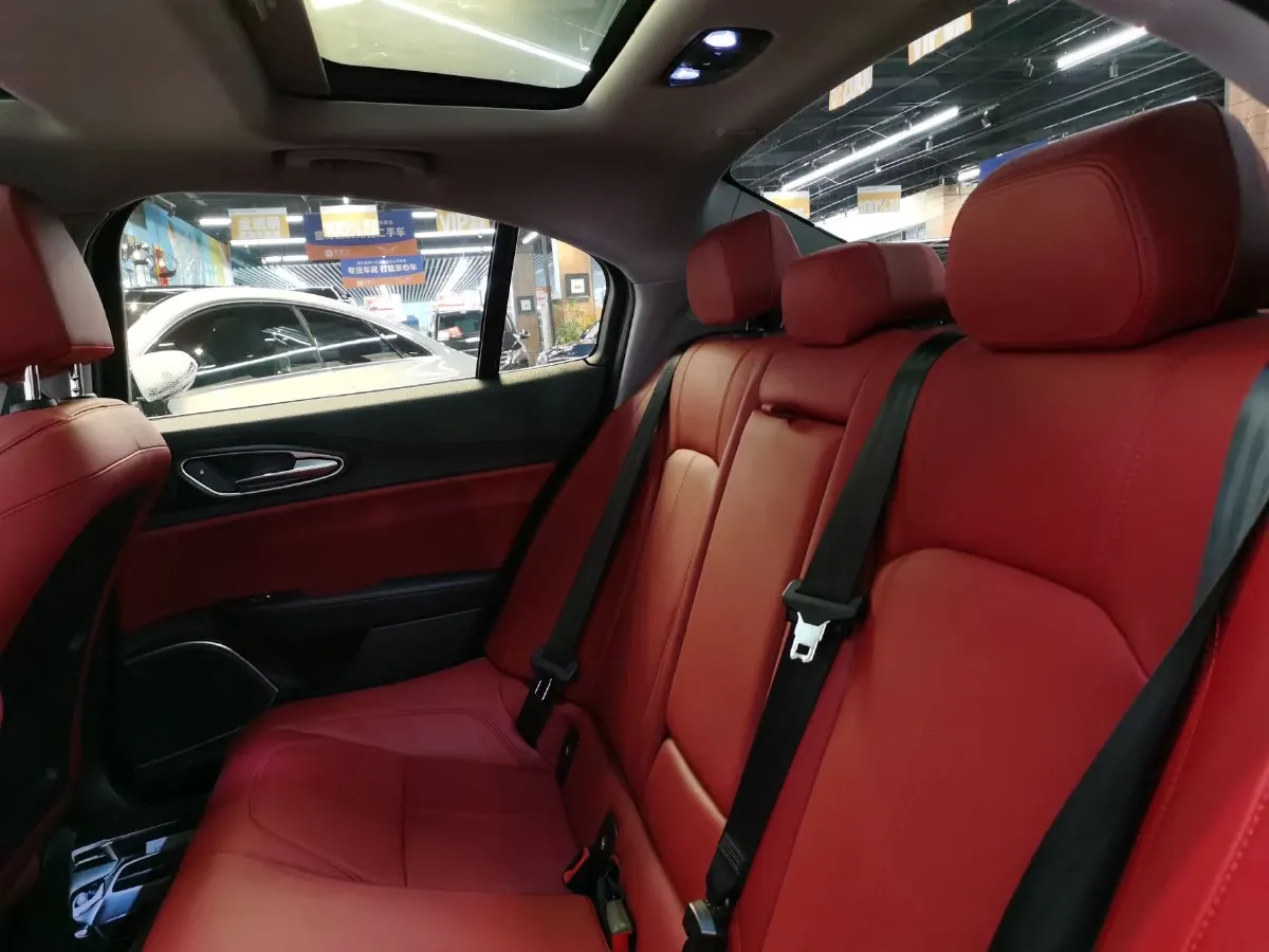 2020 Alfa Romeo Giulia 2.0T 280HP L4 8AT,autocango,china used car exporter,china ev exporter,chinese used car exporter,chinese used ev exporter