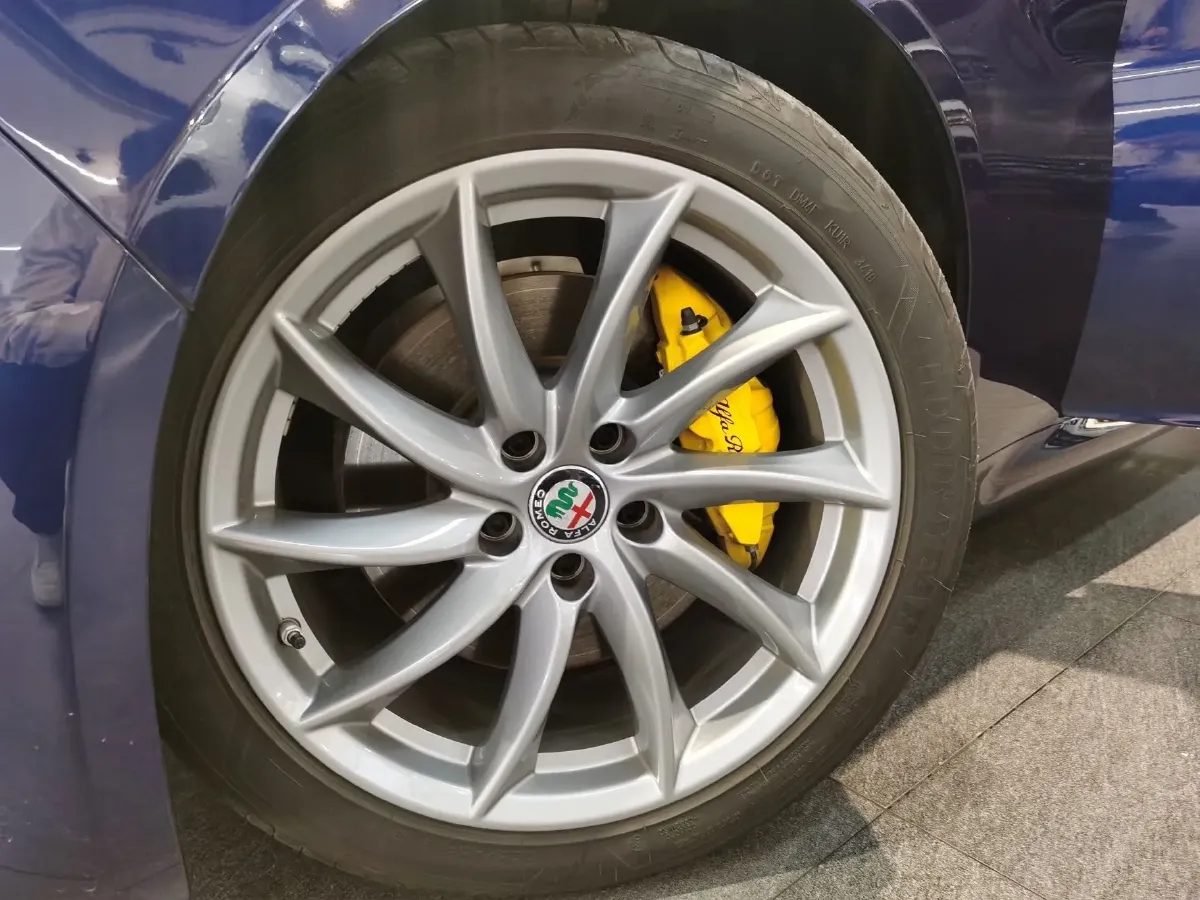 2020 Alfa Romeo Giulia 2.0T 280HP L4 8AT,autocango,china used car exporter,china ev exporter,chinese used car exporter,chinese used ev exporter