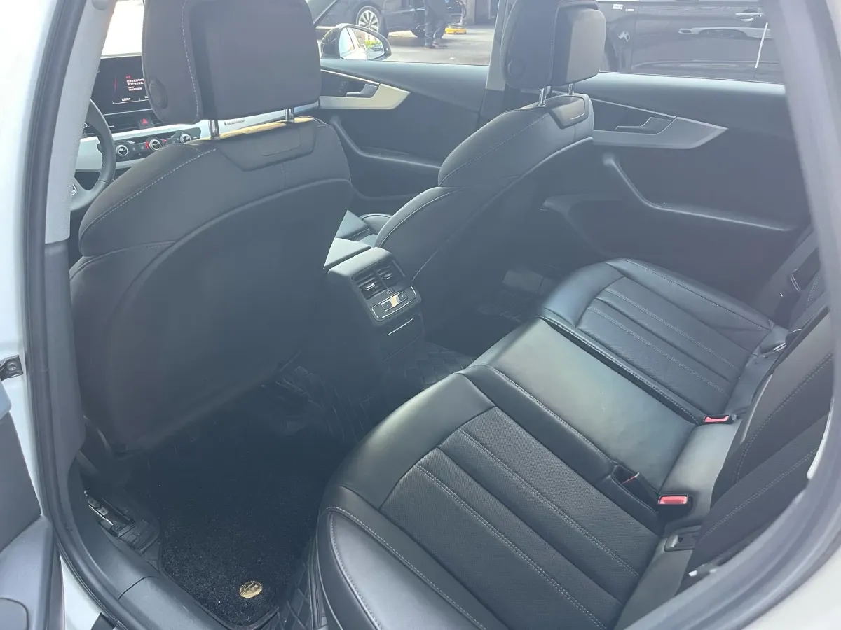 2023 Audi A4L 2.0T 190HP L4 7DCT,autocango,china used car exporter,china ev exporter,chinese used car exporter,chinese used ev exporter