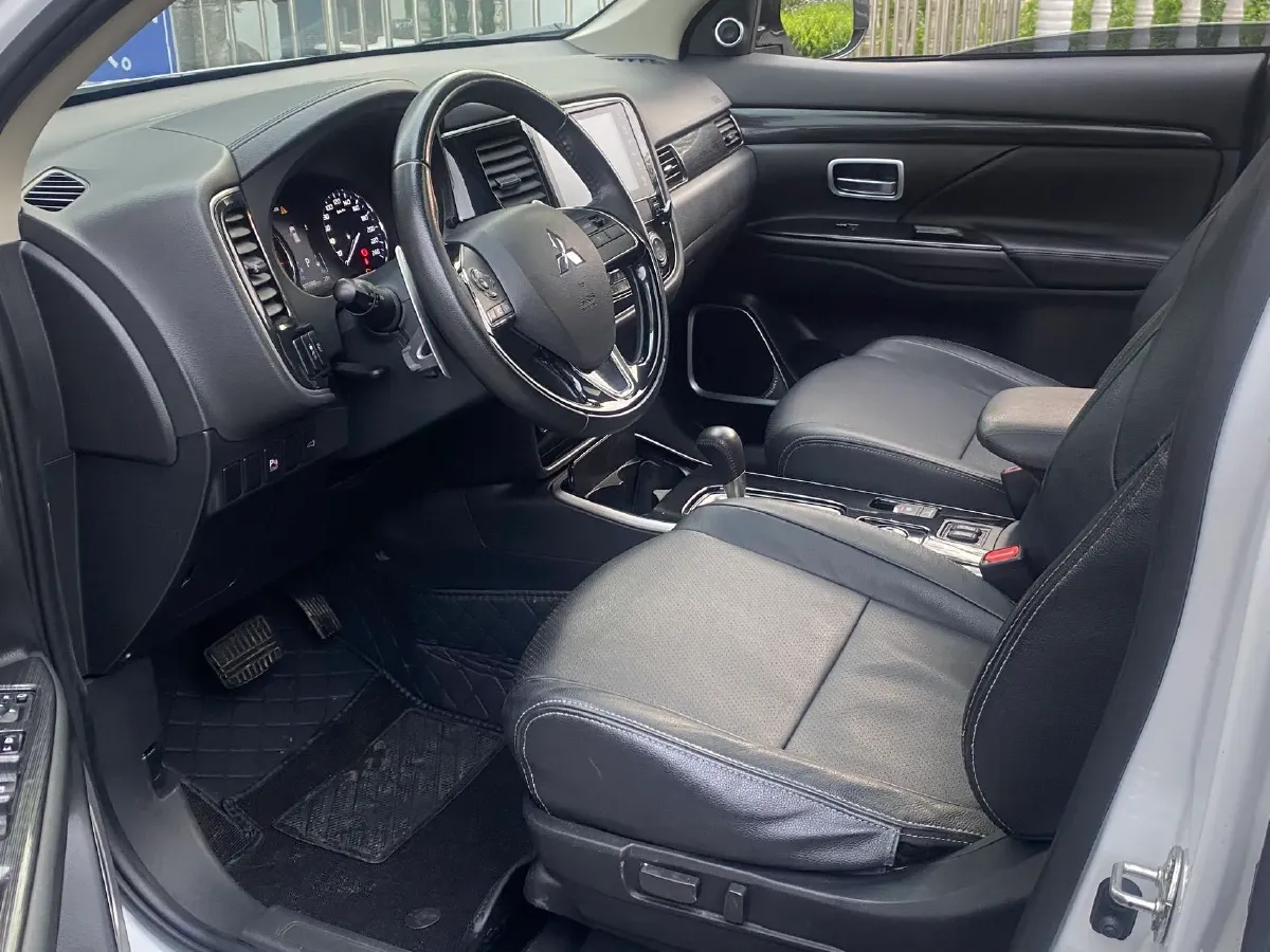 2018 Mitsubishi Outlander 2.4L 192HP L4 CVT,autocango,china used car exporter,china ev exporter,chinese used car exporter,chinese used ev exporter