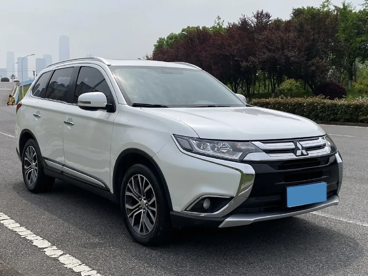 2018 Mitsubishi Outlander 2.4L 192HP L4 CVT,autocango,china used car exporter,china ev exporter,chinese used car exporter,chinese used ev exporter