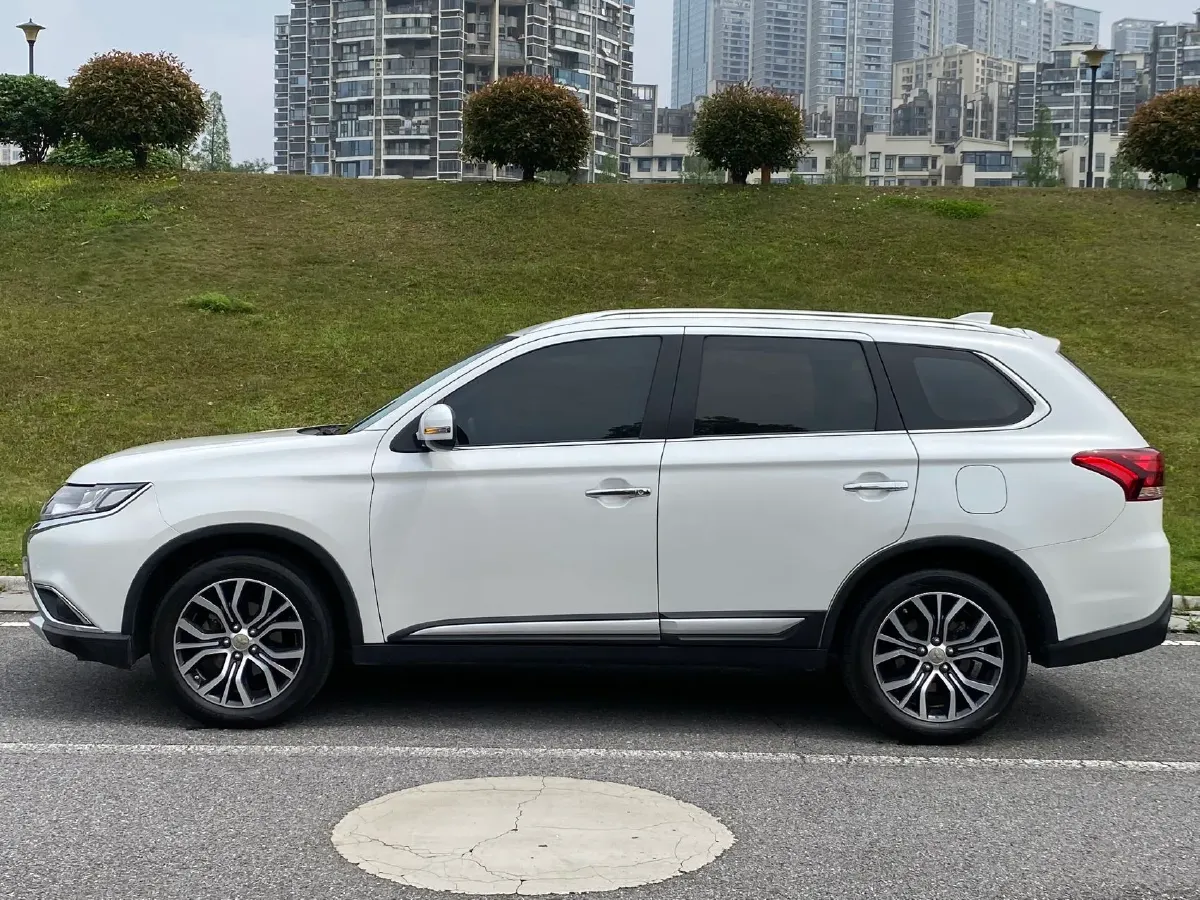 2018 Mitsubishi Outlander 2.4L 192HP L4 CVT,autocango,china used car exporter,china ev exporter,chinese used car exporter,chinese used ev exporter