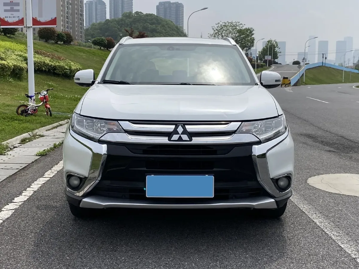 2018 Mitsubishi Outlander 2.4L 192HP L4 CVT,autocango,china used car exporter,china ev exporter,chinese used car exporter,chinese used ev exporter