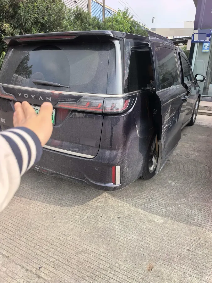 2024 Voyah Dream 1.5T 150HP L4 PHEV 43KWH,autocango,china used car exporter,china ev exporter,chinese used car exporter,chinese used ev exporter