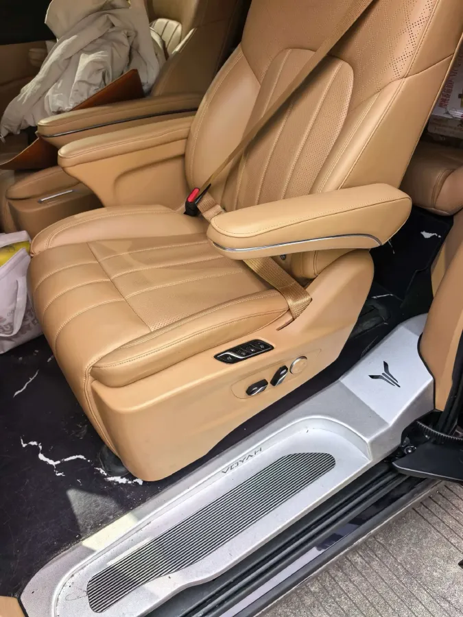 2024 Voyah Dream 1.5T 150HP L4 PHEV 43KWH,autocango,china used car exporter,china ev exporter,chinese used car exporter,chinese used ev exporter