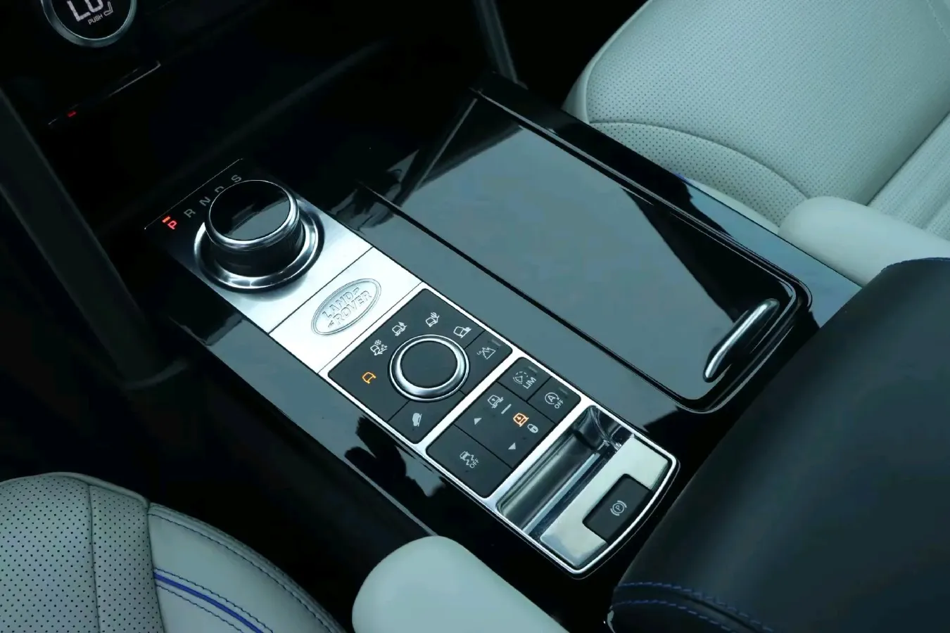 2018 Land Rover Discovery 3.0T 340HP V6 8AT,autocango,china used car exporter,china ev exporter,chinese used car exporter,chinese used ev exporter