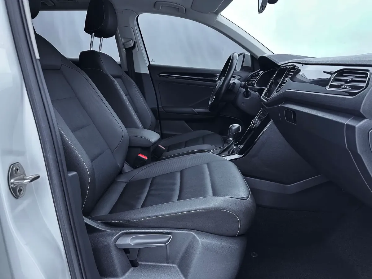 2021 Volkswagen T-Roc 1.4T 150HP L4 7DCT,autocango,china used car exporter,china ev exporter,chinese used car exporter,chinese used ev exporter