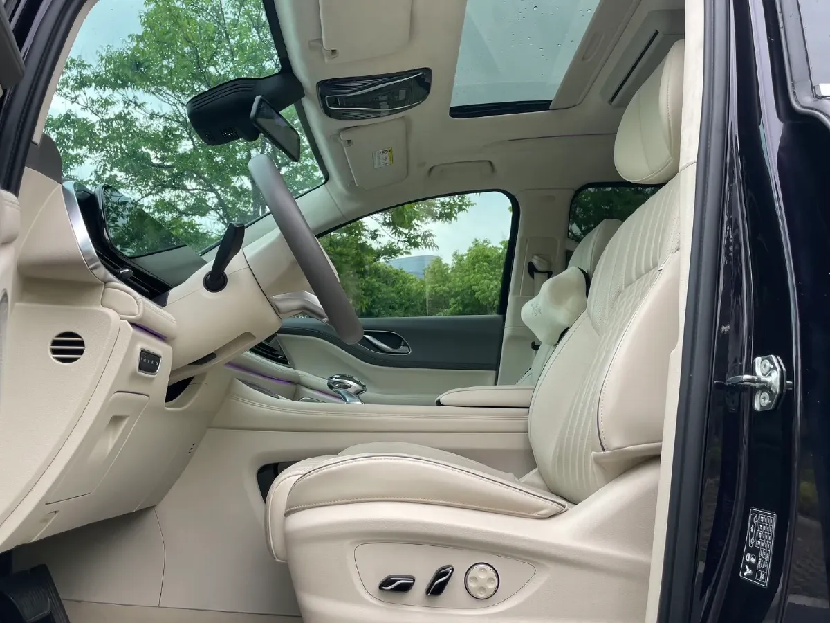 2024 Voyah Dream 1.5T 150HP L4 PHEV 43KWH,autocango,china used car exporter,china ev exporter,chinese used car exporter,chinese used ev exporter