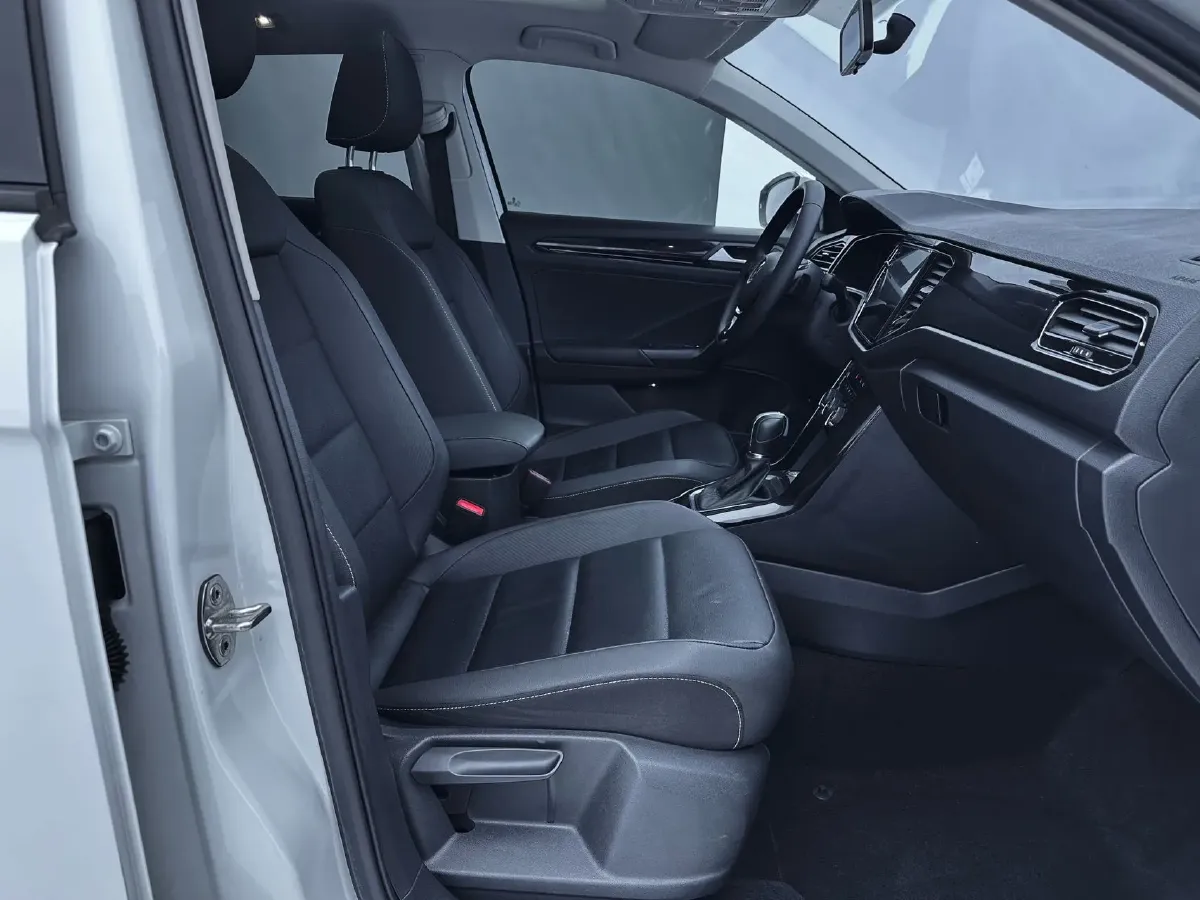 2021 Volkswagen T-Roc 1.4T 150HP L4 7DCT,autocango,china used car exporter,china ev exporter,chinese used car exporter,chinese used ev exporter