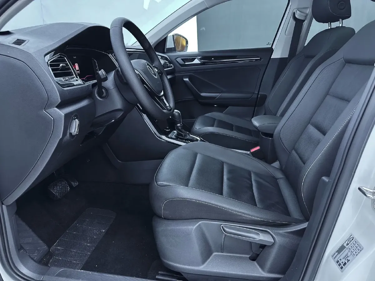 2021 Volkswagen T-Roc 1.4T 150HP L4 7DCT,autocango,china used car exporter,china ev exporter,chinese used car exporter,chinese used ev exporter