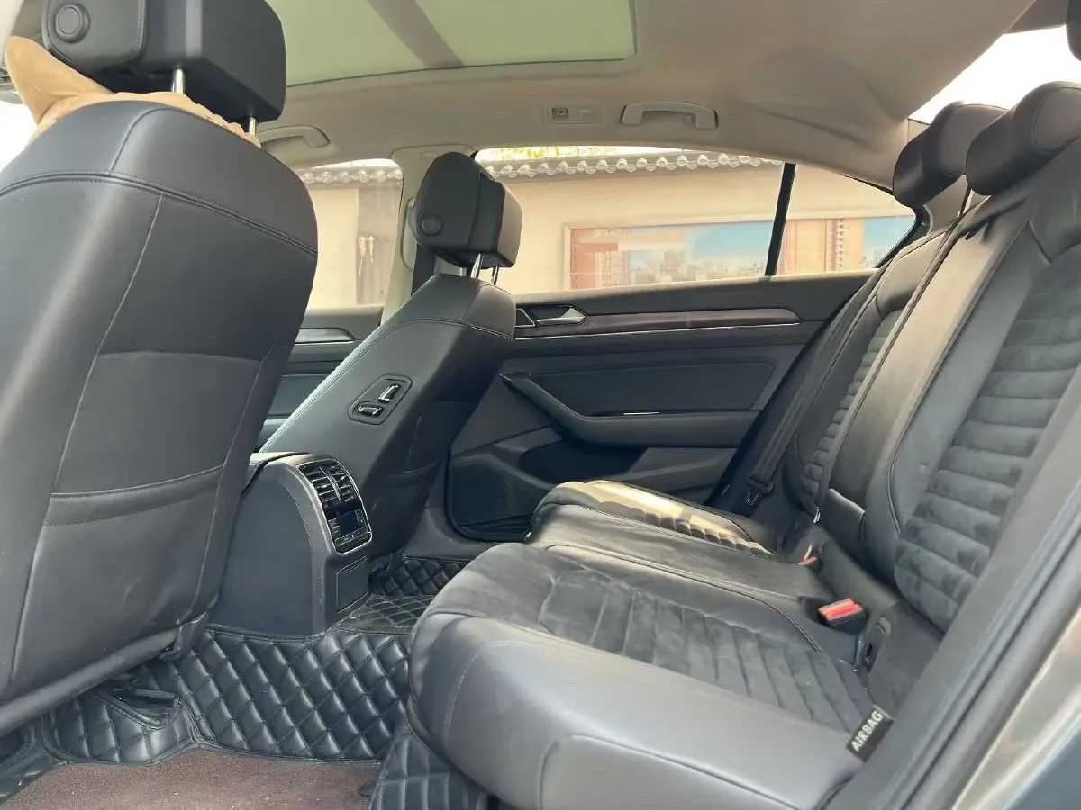 2017 Volkswagen Magotan 2.0T 220HP L4 7DCT,autocango,china used car exporter,china ev exporter,chinese used car exporter,chinese used ev exporter