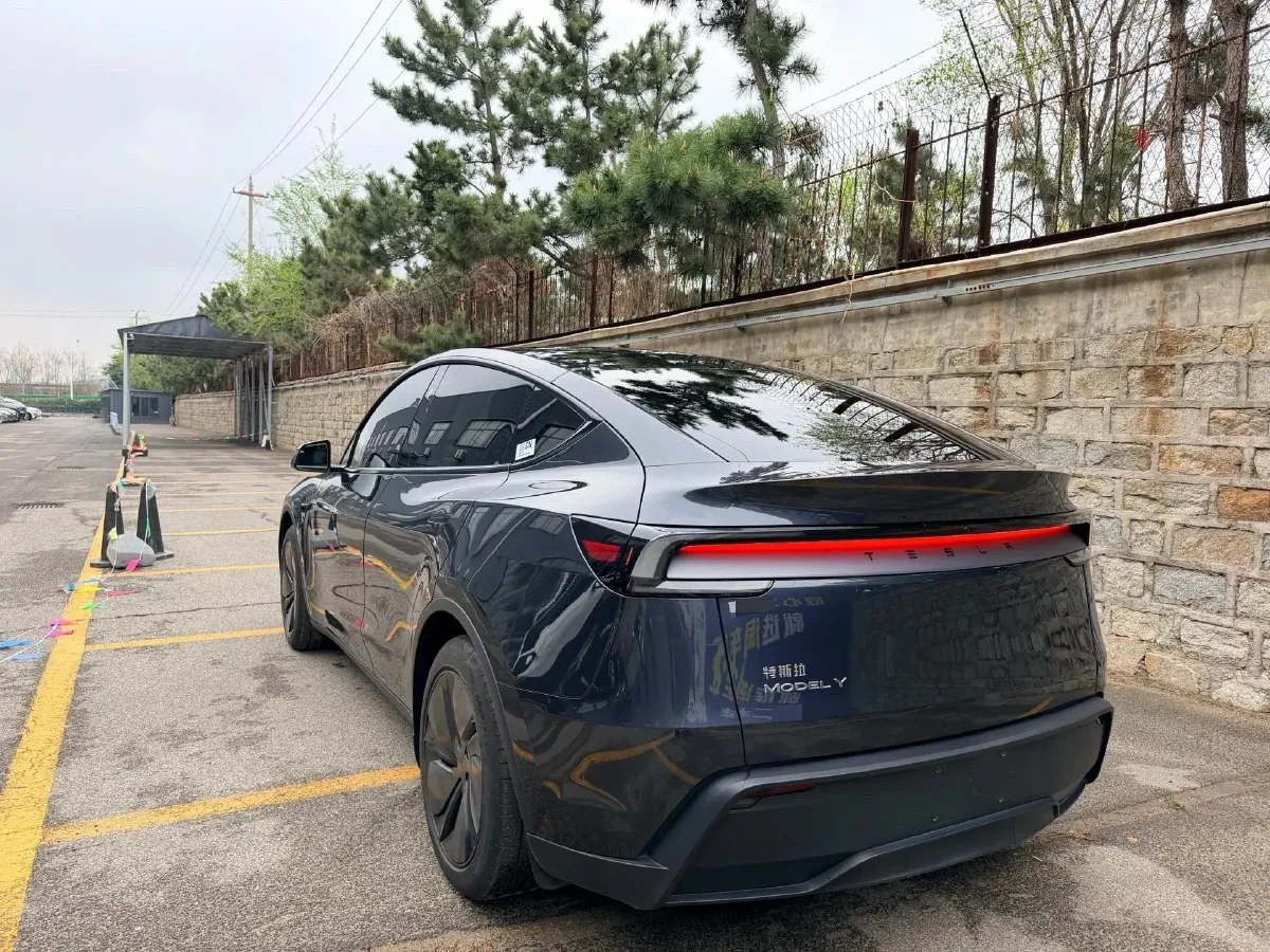 2025 Tesla Model Y BEV 62.5KWH,autocango,china used car exporter,china ev exporter,chinese used car exporter,chinese used ev exporter