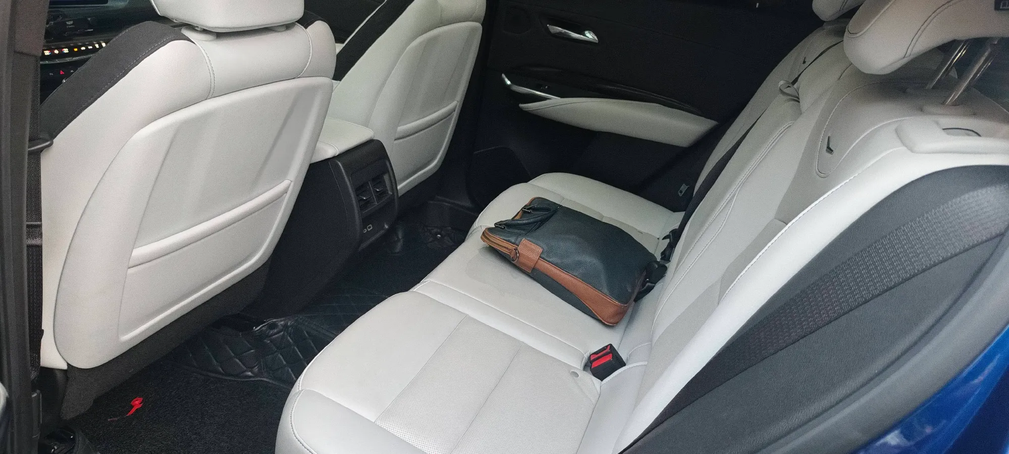 2024 Cadillac XT4 2.0T 237HP L4 9AT,autocango,china used car exporter,china ev exporter,chinese used car exporter,chinese used ev exporter