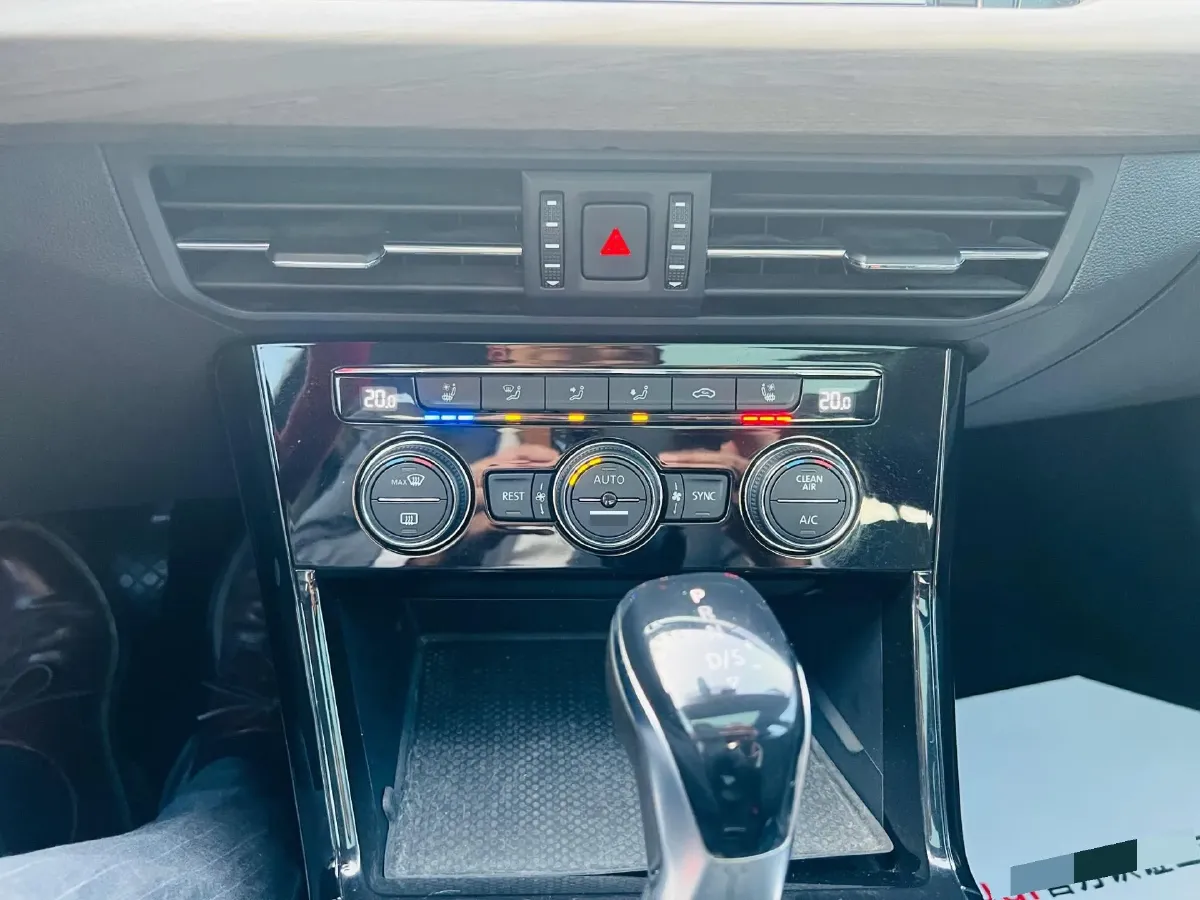 2019 Volvo V40 1.5T 152HP L4 6AT,autocango,china used car exporter,china ev exporter,chinese used car exporter,chinese used ev exporter