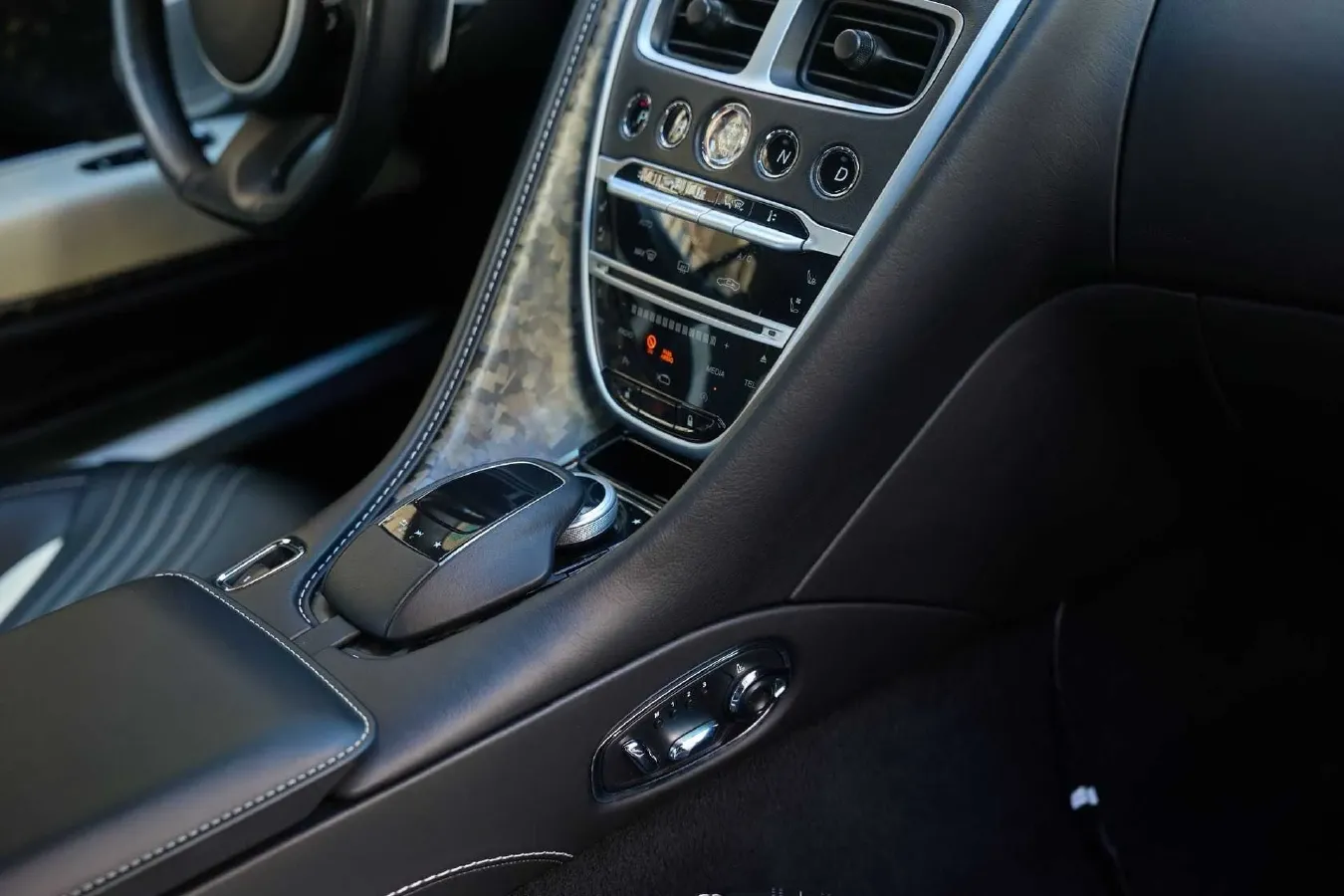 2020 Aston Martin DB11 4.0T 510HP V8 8AT,autocango,china used car exporter,china ev exporter,chinese used car exporter,chinese used ev exporter