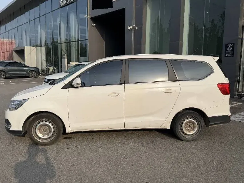 2019 BaoJun 730 1.5L 105HP L4 6MT,autocango,china used car exporter,china ev exporter,chinese used car exporter,chinese used ev exporter