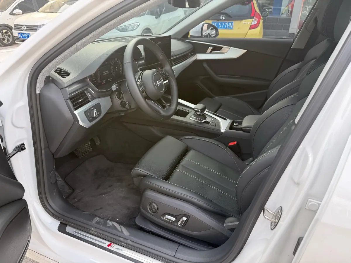 2025 Audi A4L 2.0T 190HP L4 7DCT,autocango,china used car exporter,china ev exporter,chinese used car exporter,chinese used ev exporter