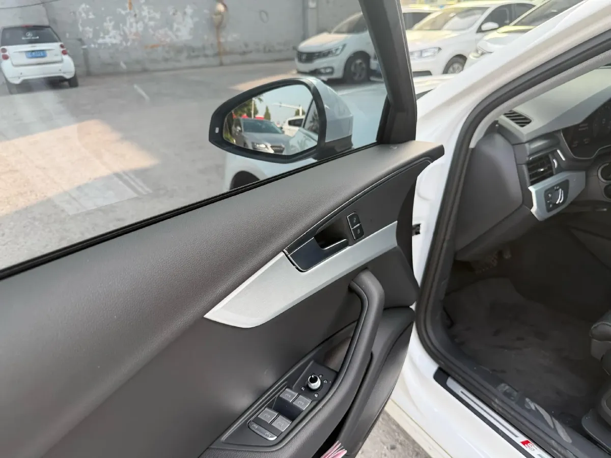 2025 Audi A4L 2.0T 190HP L4 7DCT,autocango,china used car exporter,china ev exporter,chinese used car exporter,chinese used ev exporter