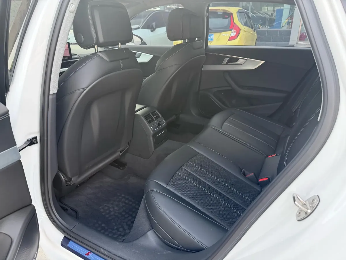 2025 Audi A4L 2.0T 190HP L4 7DCT,autocango,china used car exporter,china ev exporter,chinese used car exporter,chinese used ev exporter